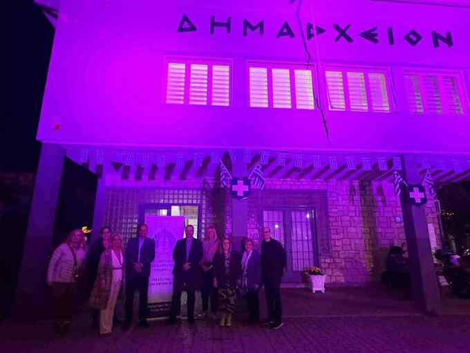 Φωταγωγήθηκε το Δημαρχείο Νάουσας για τον Μήνα Πρόληψης του Καρκίνου του Μαστού